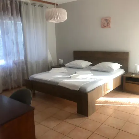 Pansion Stones בית אירוח *