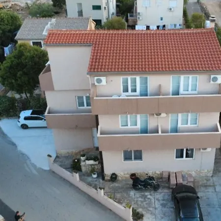 Δωμάτια σε οικογενειακή κατοικία Pansion Stones *